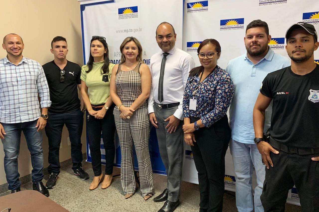 Promotor de Justiça Celsimar Custódio, ao centro