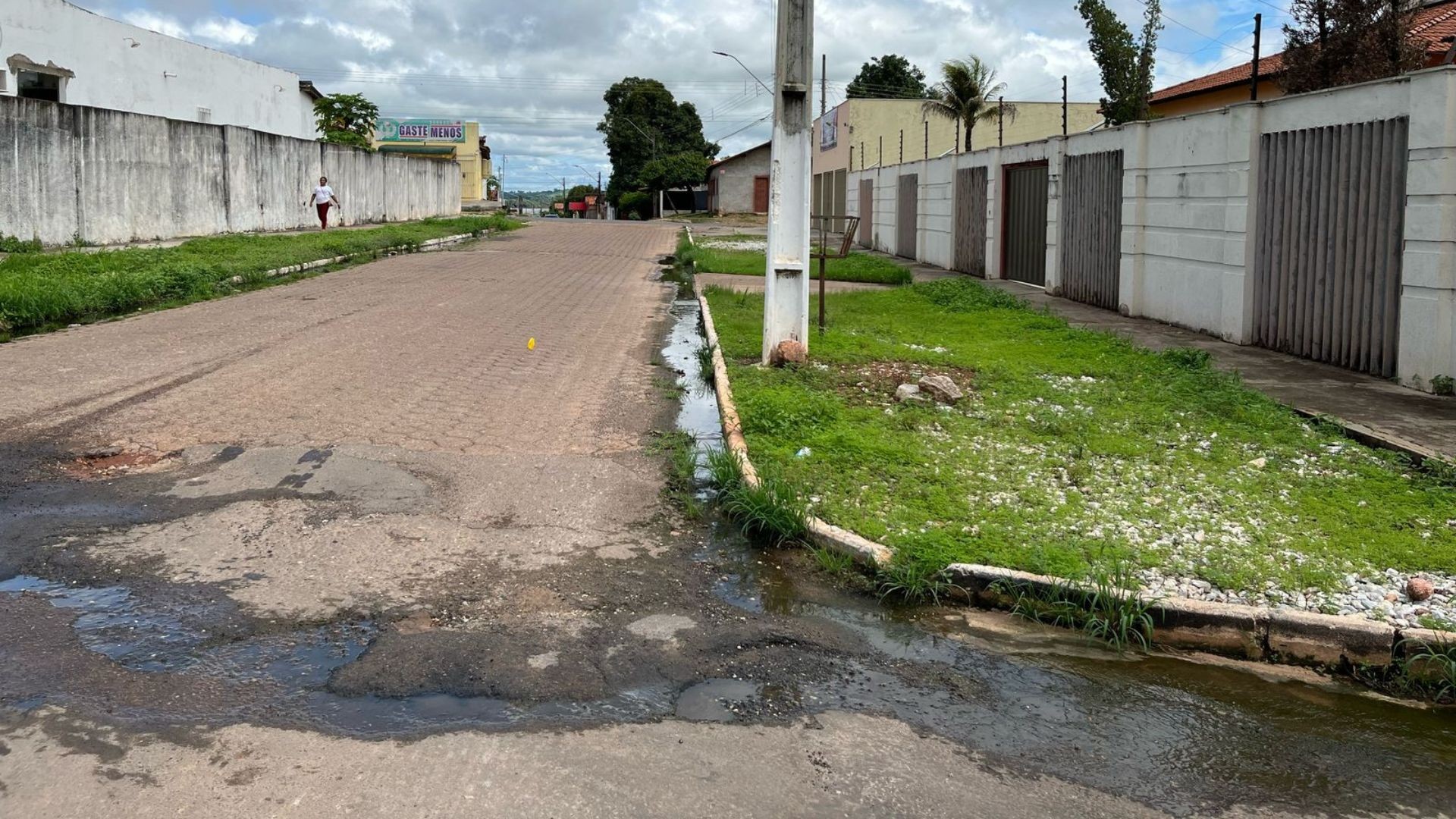 Flagrante do esgoto jogado na rua