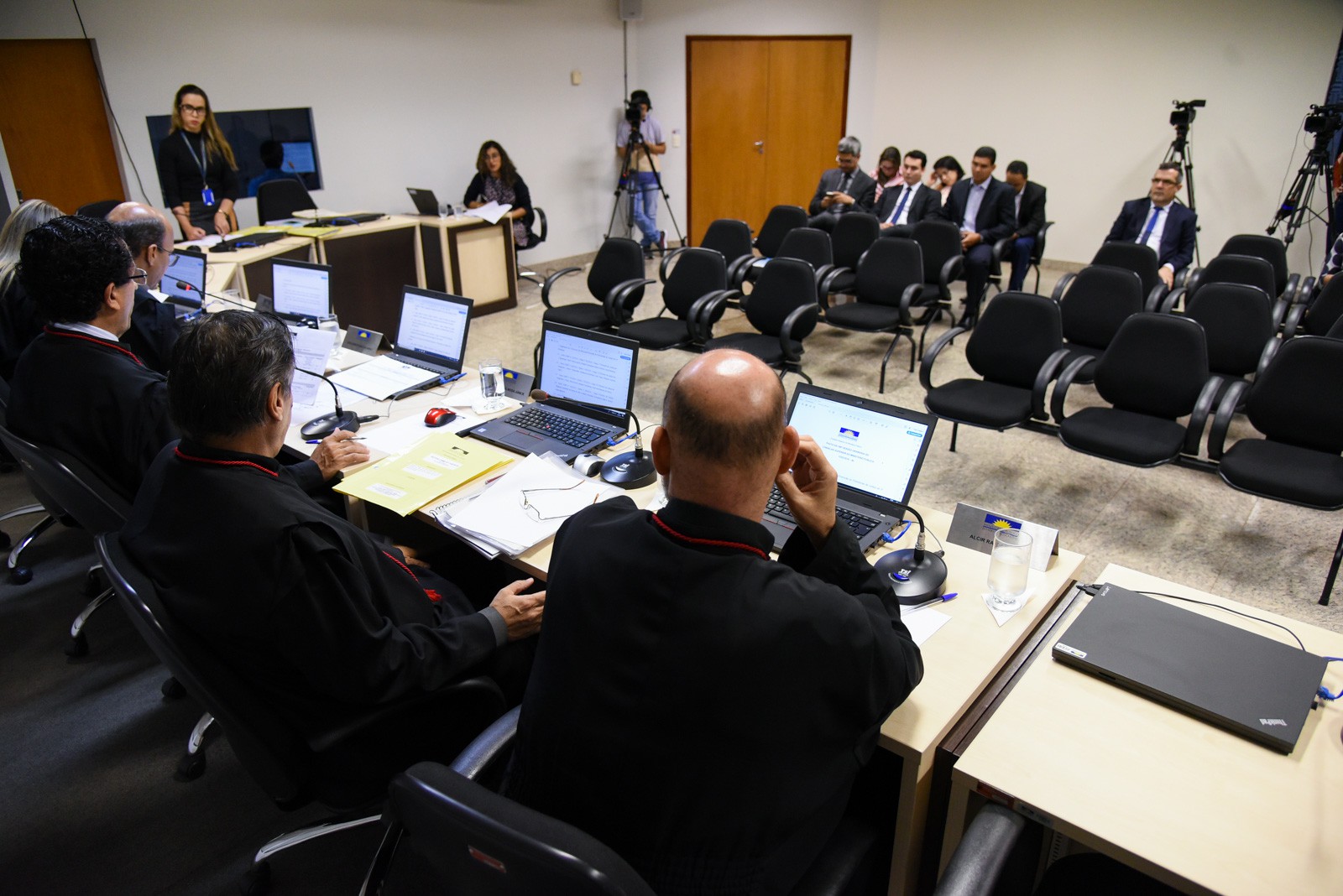 Dos 13 editais de concursos, sete foram prejudicados em virtude da ausência de inscritos