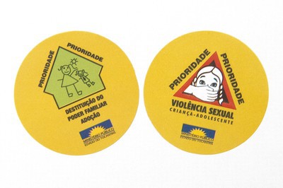 Adesivos são afixados nas capas dos procedimentos do MPE