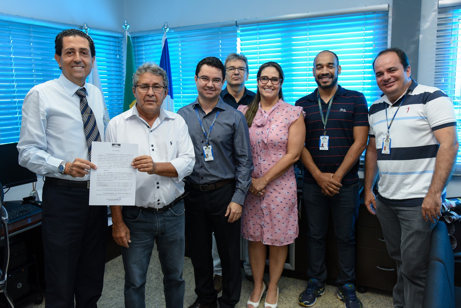 PGJ entrega termo de aposentadoria ao servidor Enoque Barbosa