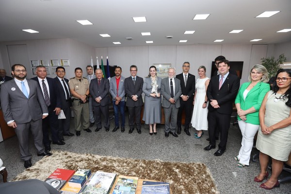 Autoridades presentes na assinatura do Termo de Cooperação Técnica que viabiliza, em Palmas, o funcionamento do Núcleo de Atendimento Integrado ao Adolescente (NAI)