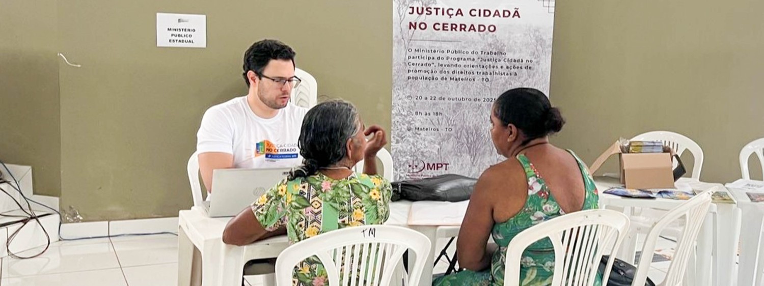 O promotor de Justiça Leonardo Ateniense atendeu a população no local