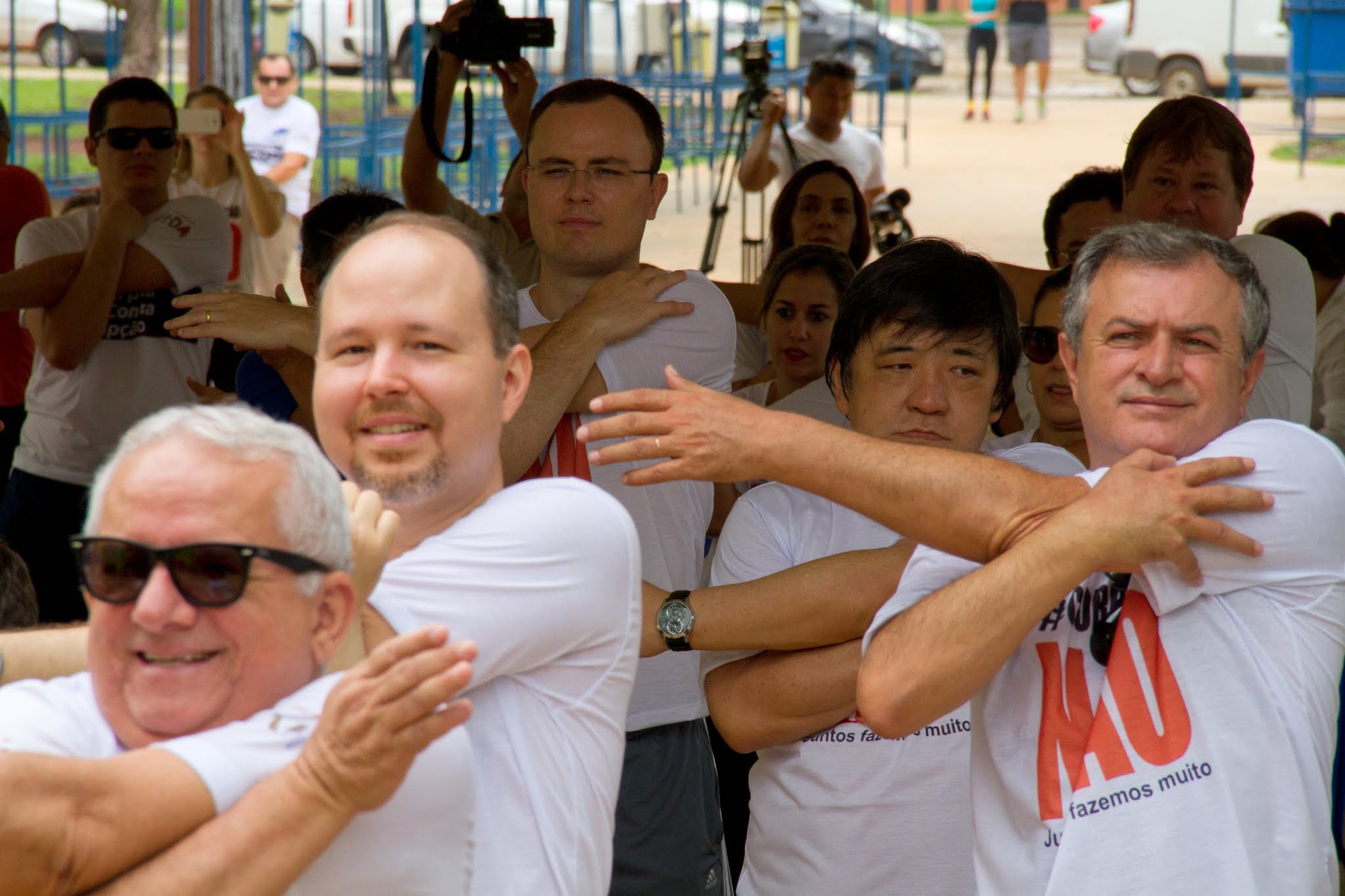 Antes da caminhada, momento para o alongamento