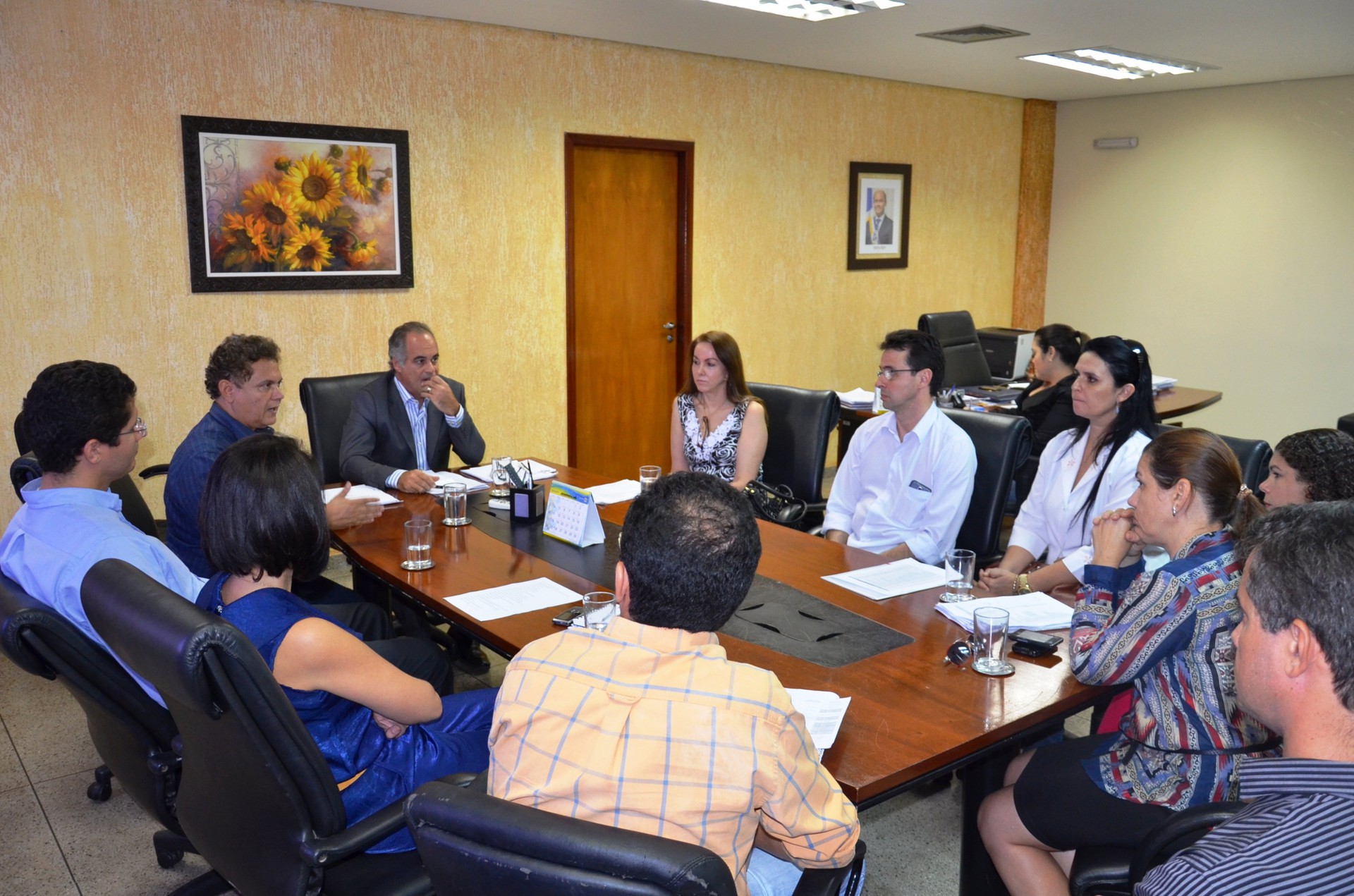 Promotora de Justiça em reunião na Sesau