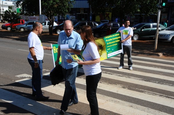 Panfletagem na AV JK alerta sobre a PEC 37