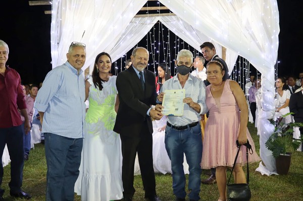 Casal mostra a certidão de casamento que regulariza a uniçao de 55 anos