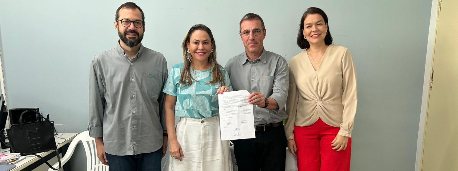 Assinatura de termo de entrega das placas solares