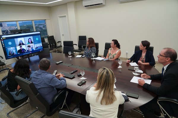 Reunião entre integrantes do MPTO e representantes da empresa J.Ex. e do Tribunal de Contas do Estado