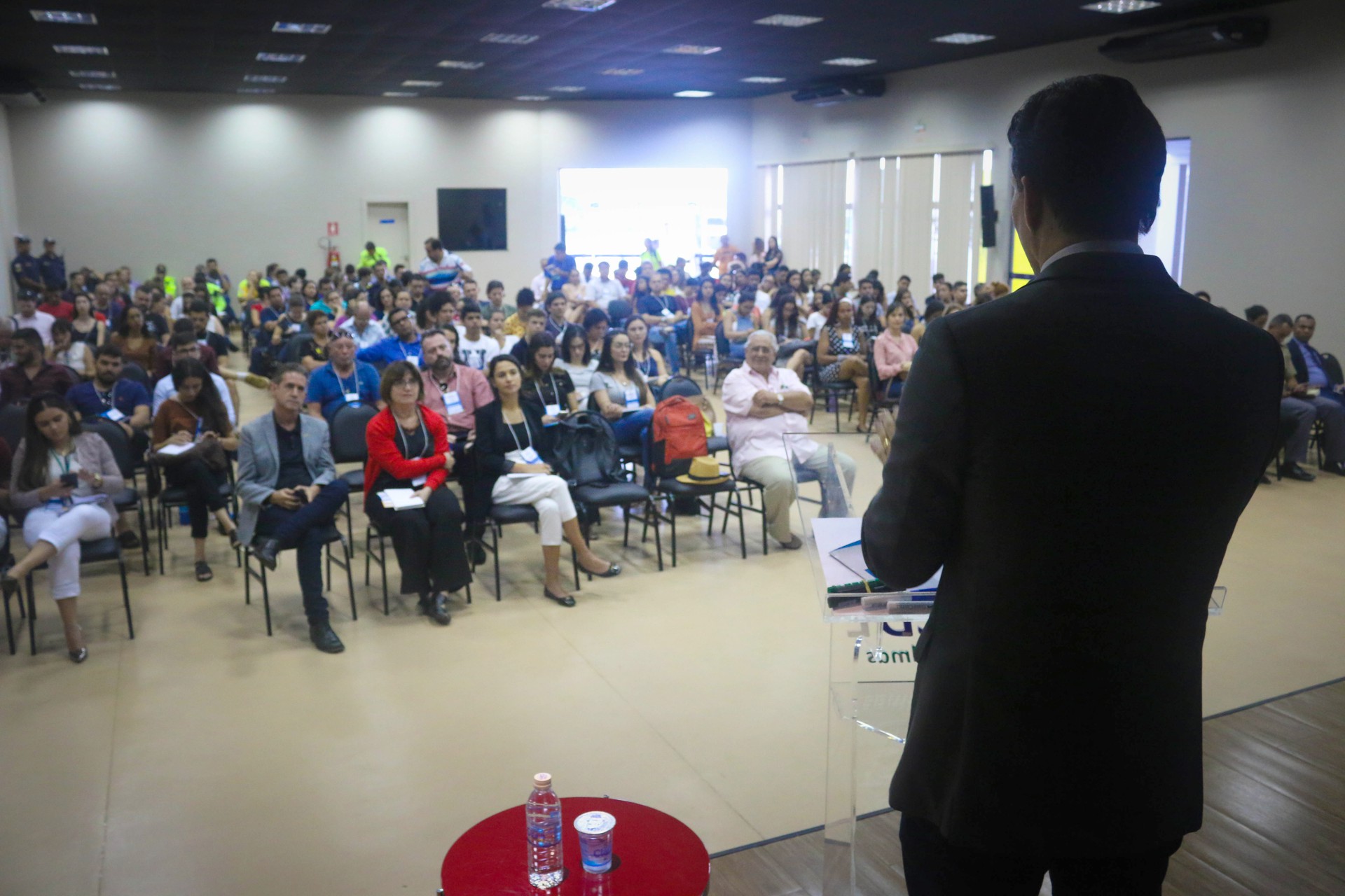 A conferência acontece na Câmara de Vereadores da capital