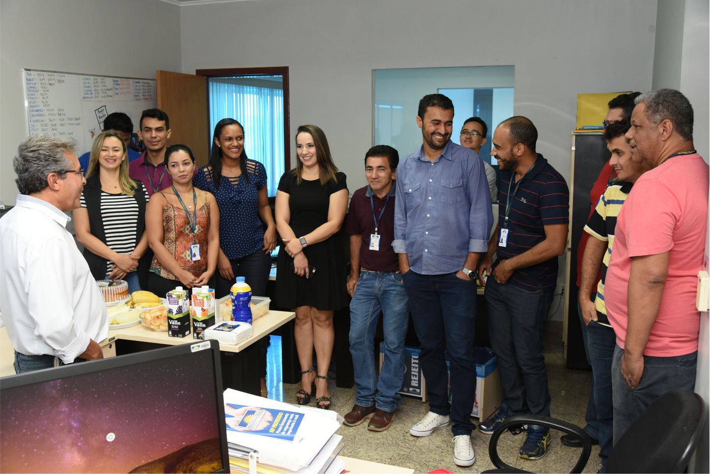 Enoque recebe o carinho dos colegas de trabalho