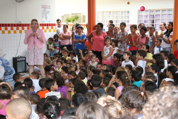 Crianças lotaram o pátio da escola 