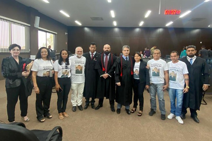 Promotores de Justiça e familiares de uma das vítimas, após sessão do Tribunal do Júri