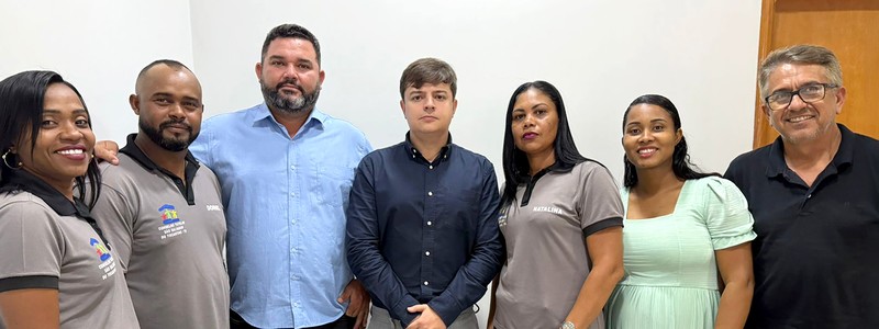 Promotor de Justiça substituto Vicente José Tavares Neto (centro) com equipes da cidade de São Salvador do Tocantins