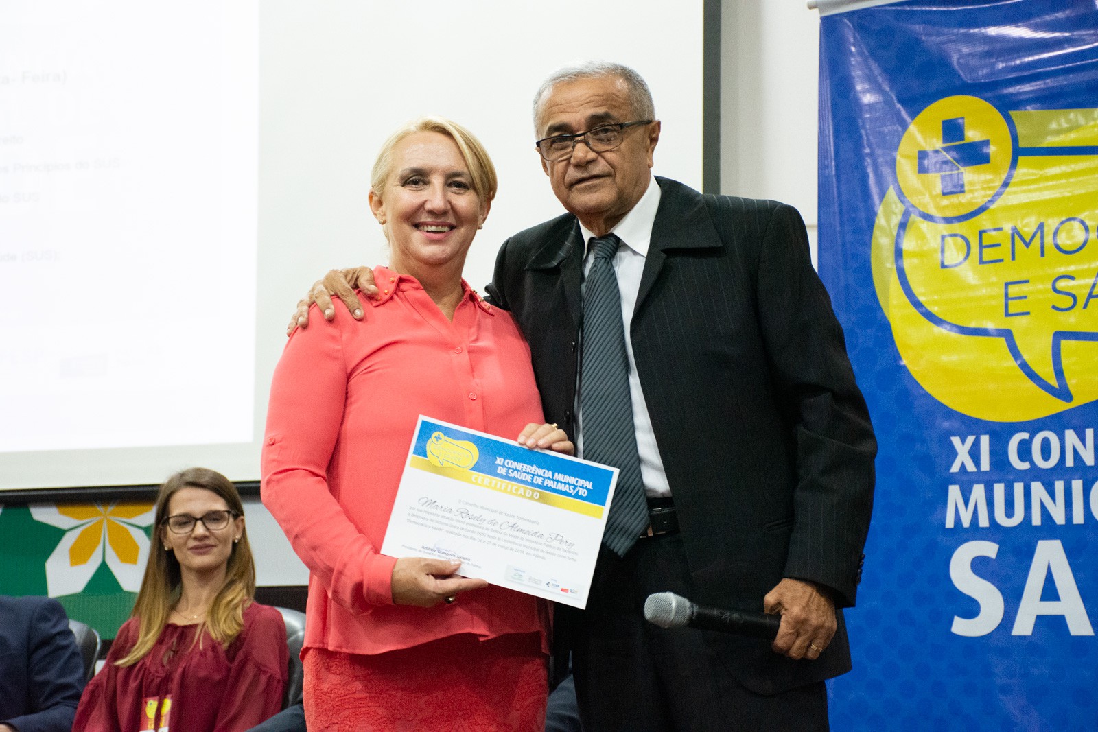 Promotora de Justiça Maria Roseli de Almeida Pery recebebeu dois certificados e uma Moção de aplausos pela defesa do direito à saúde. 