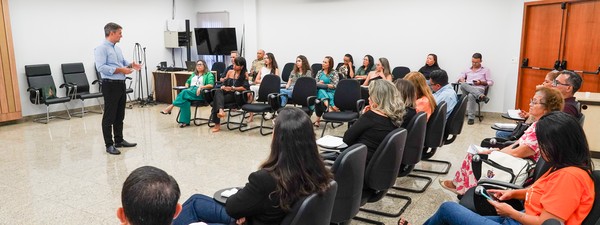 O coordenador do Caopije, Promotor de Justiça Sidney Fiore Júnior, fala aos participantes