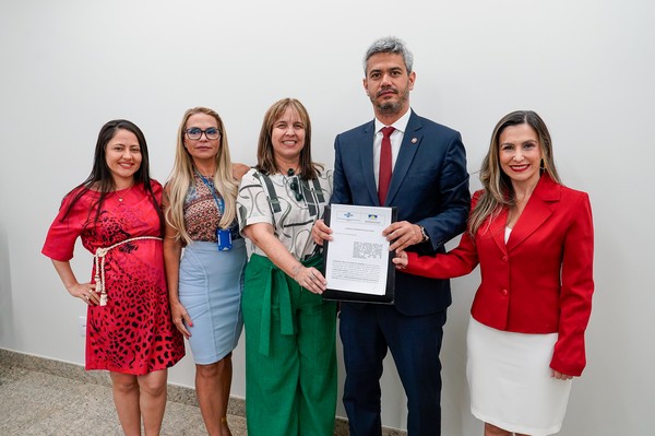 Integrantes do Núcleo Maria da Penha, do MPTO, Bruna Raquel e Leila Lopes, a coordenadora estadual do “Força Mulher”, do Sebrae, Luciana Pires Retes, o procurador-geral de Justiça, Luciano Casaroti, e a promotora de Justiça Renata Castro Rampanelli