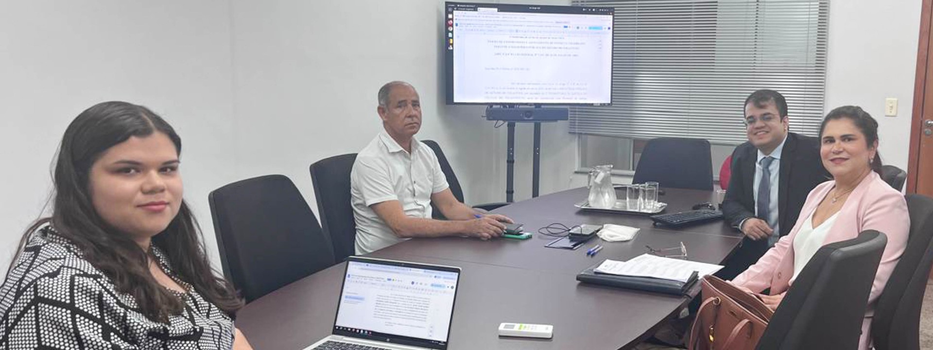 Reunião entre representantes do MPTO e do município, na sede das Promotorias de Justiça de Colinas do Tocantins