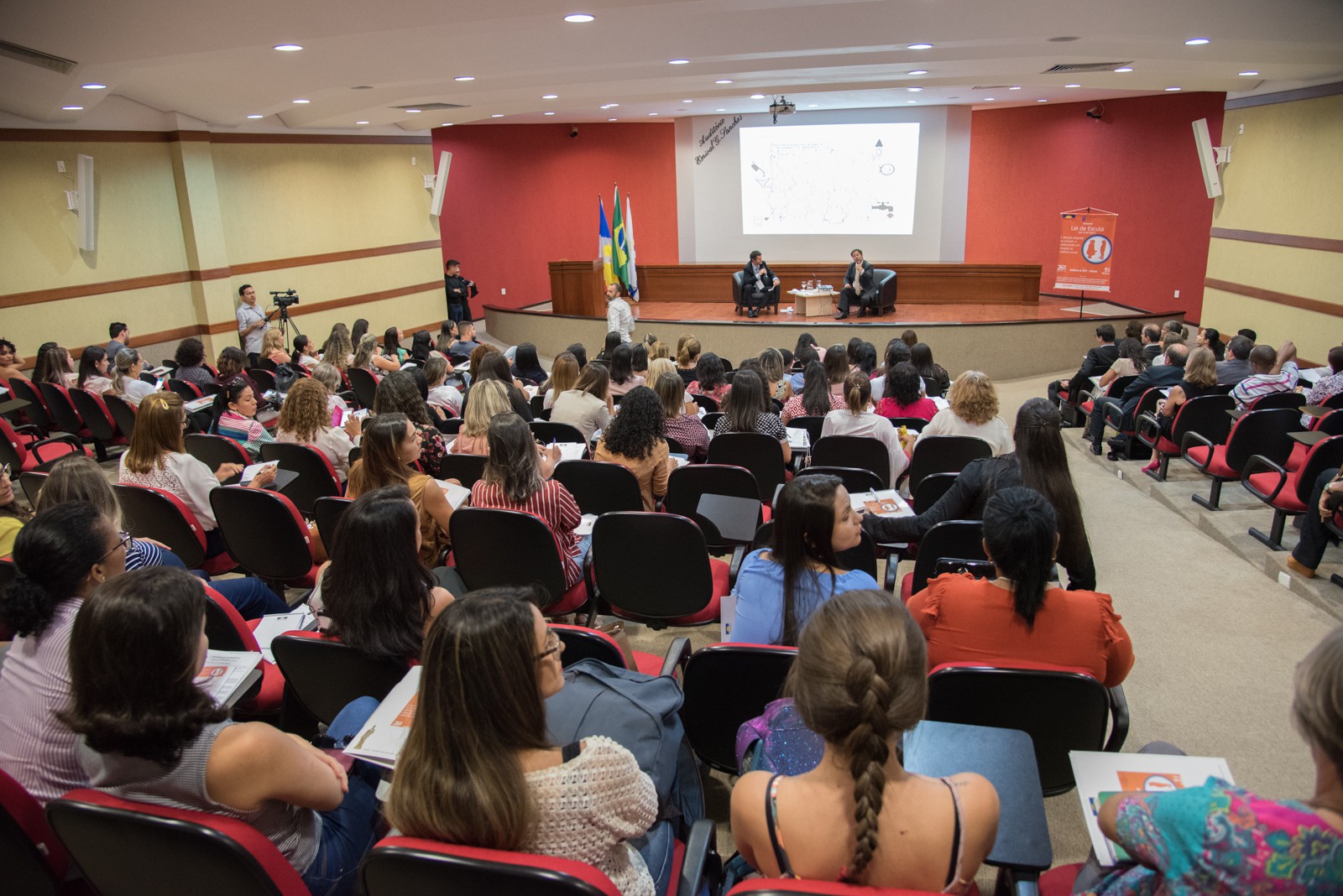 Seminário reuniu dezenas de profissionais que compõem a rede de proteção à criança e ao adolescente