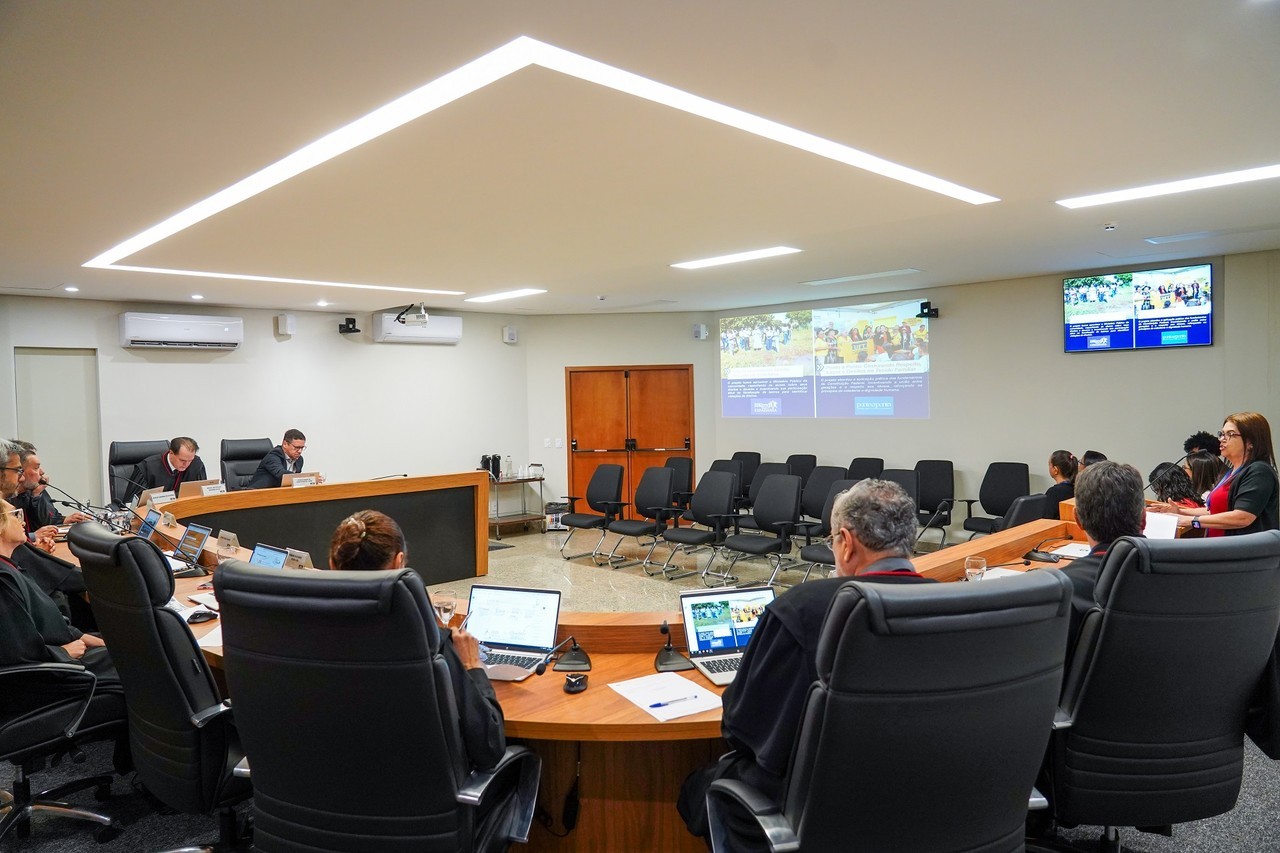 Coordenadora de extensão Gleiva Giuvannucci Alves também fez apresentação do relatório