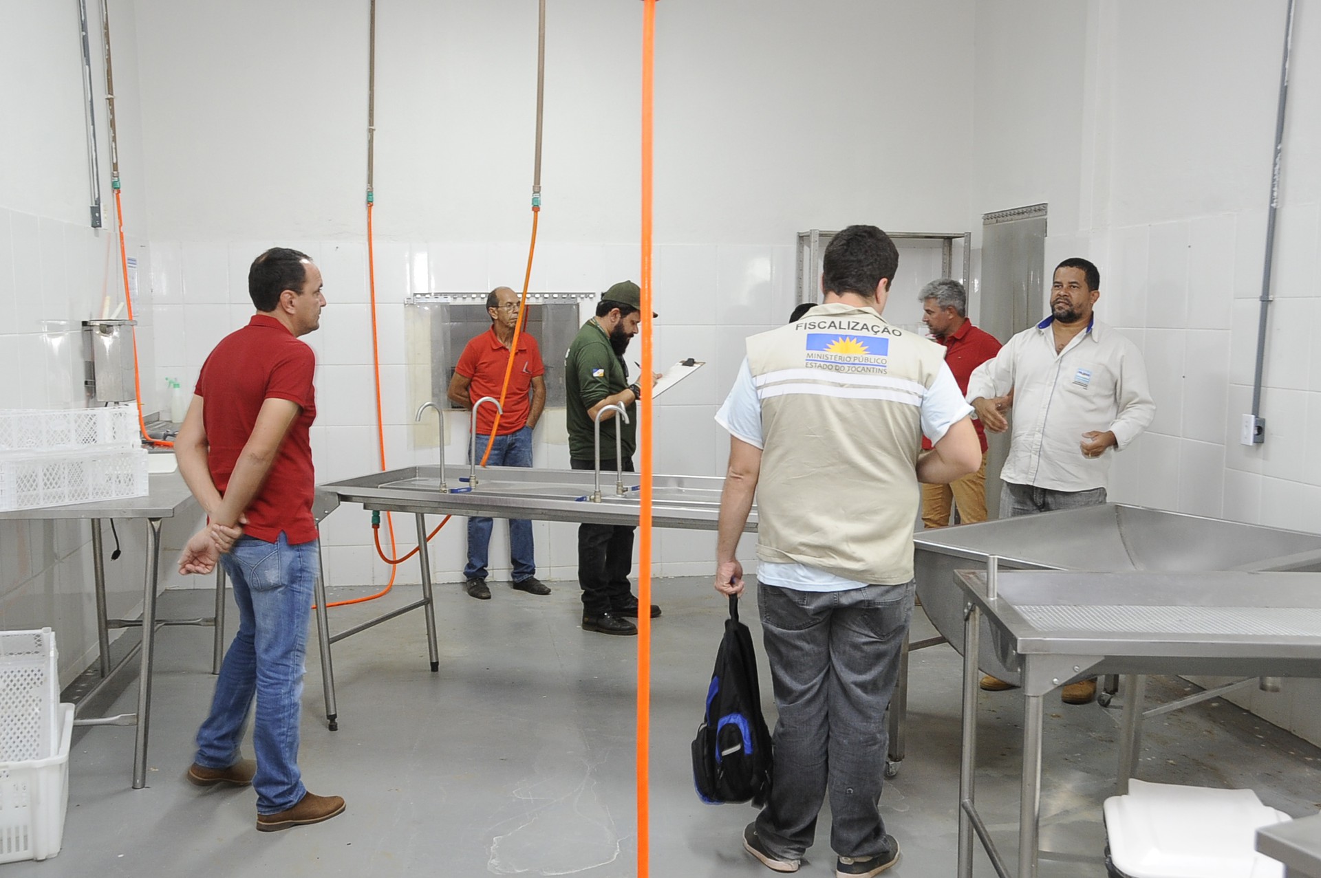 A equipe de fiscalização esteve nas instalações do frigorífico de aves e peixes, localizado no Assentamento Francisco Galvão, zona rural de Palmas.