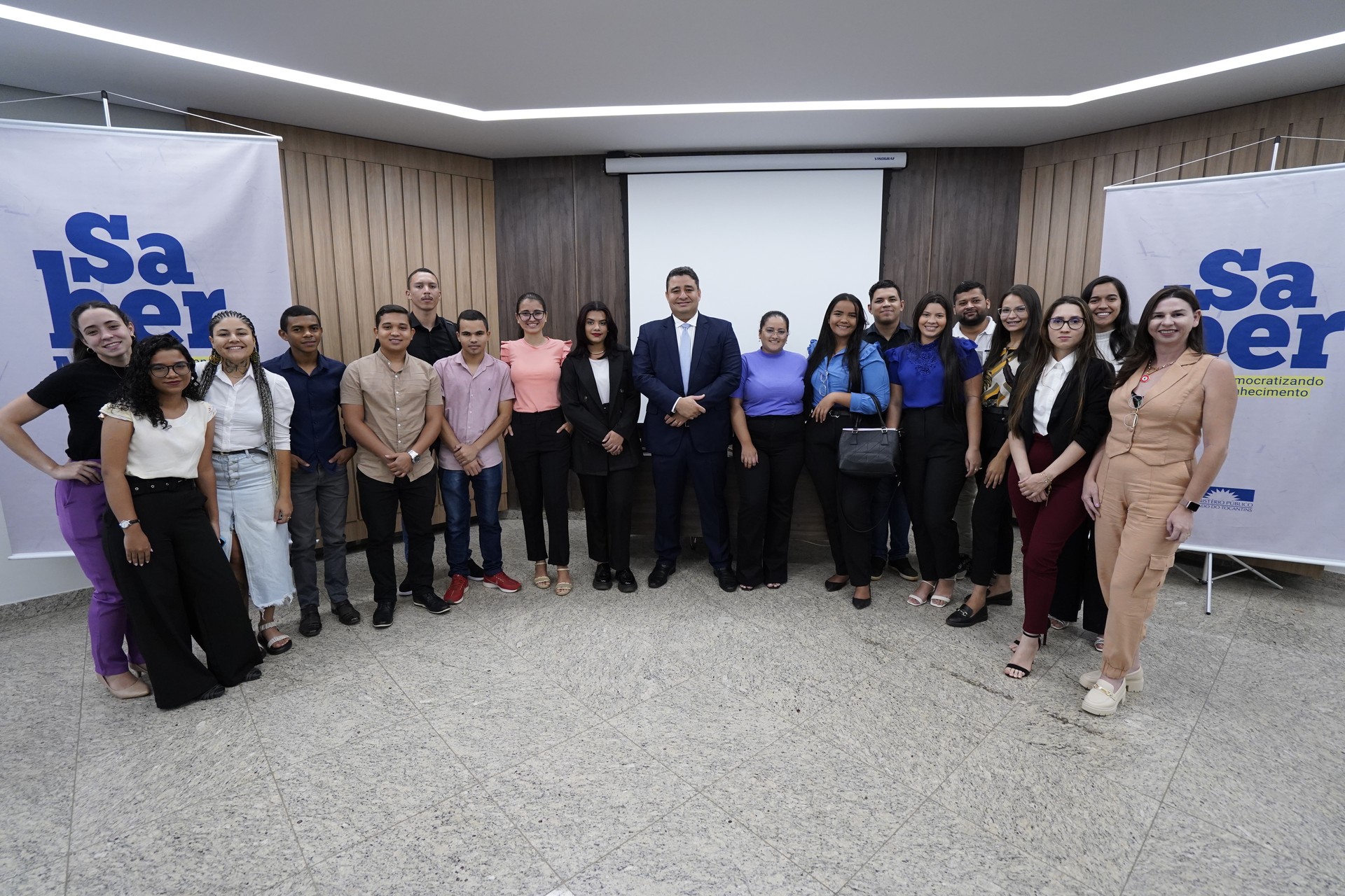 Estudantes posam para foto com paestrante e coordenadora do curso de direito da Cesup