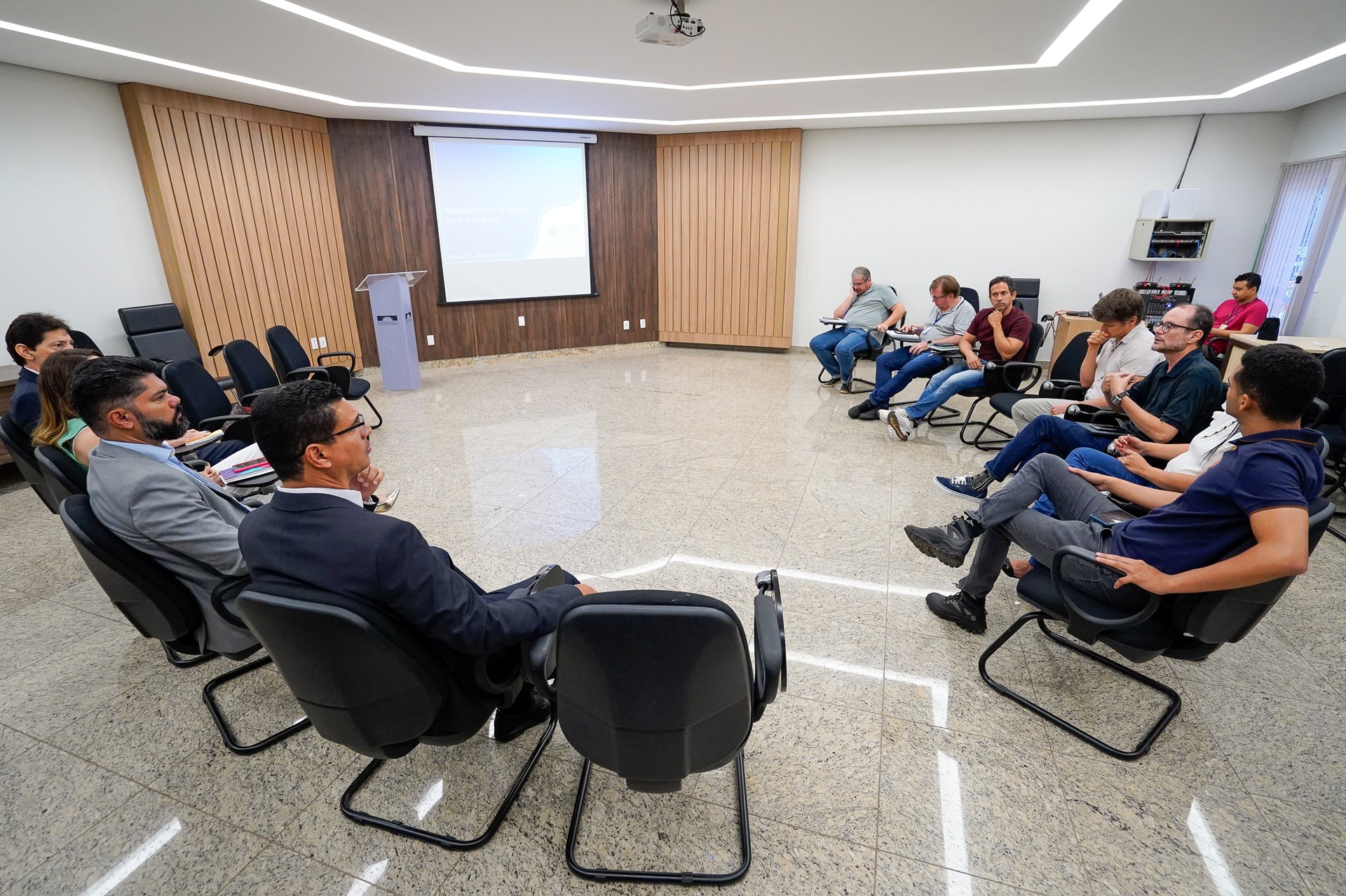 Durante a reunião, foi explicado aos servidores e ao coordenador do Caoma,   promotor de Justiça Francisco Brandes Júnior
