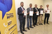 Membros do MPTO e representantes dos Correios, com a ‘Carta Cidadã’