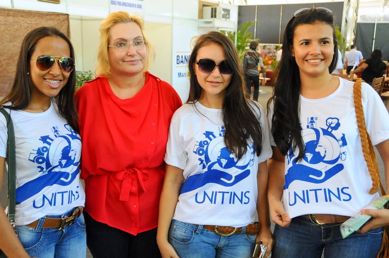 Vera Nilva ao lado de estudantes da Unitins