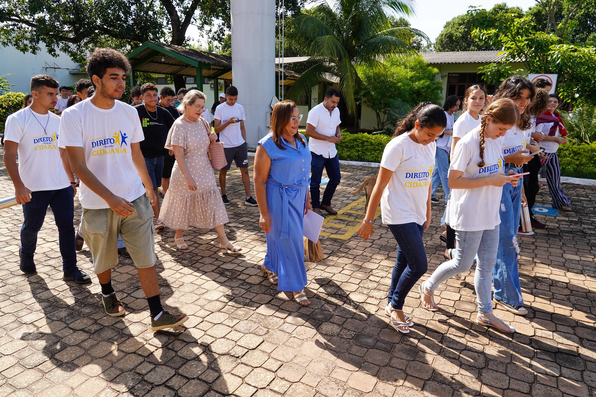 Os estudantes e a equipe do MPTO percorreram o bairro Vila Santana.