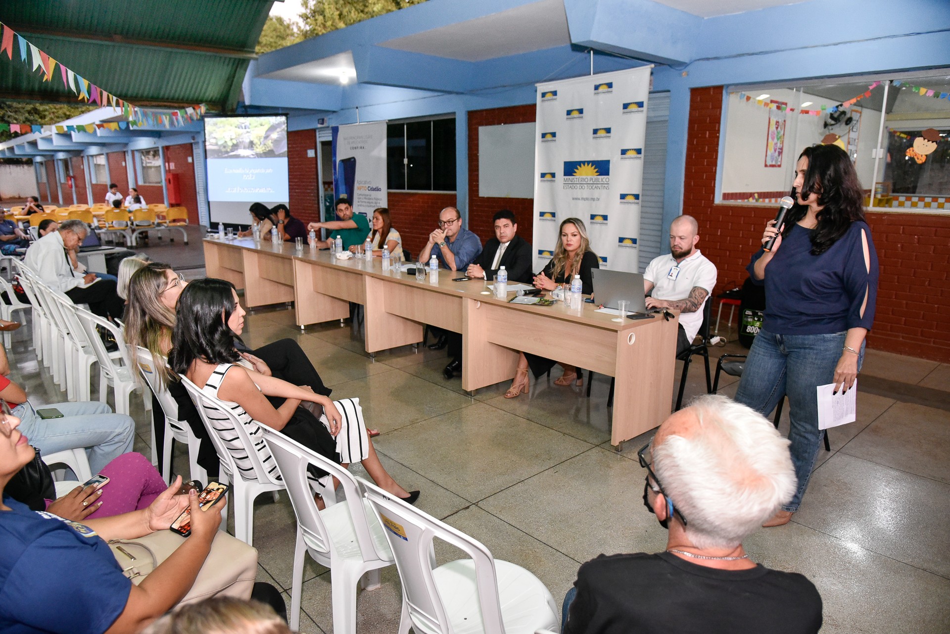 Diretora, professores e corpo técncio da escola também participaram