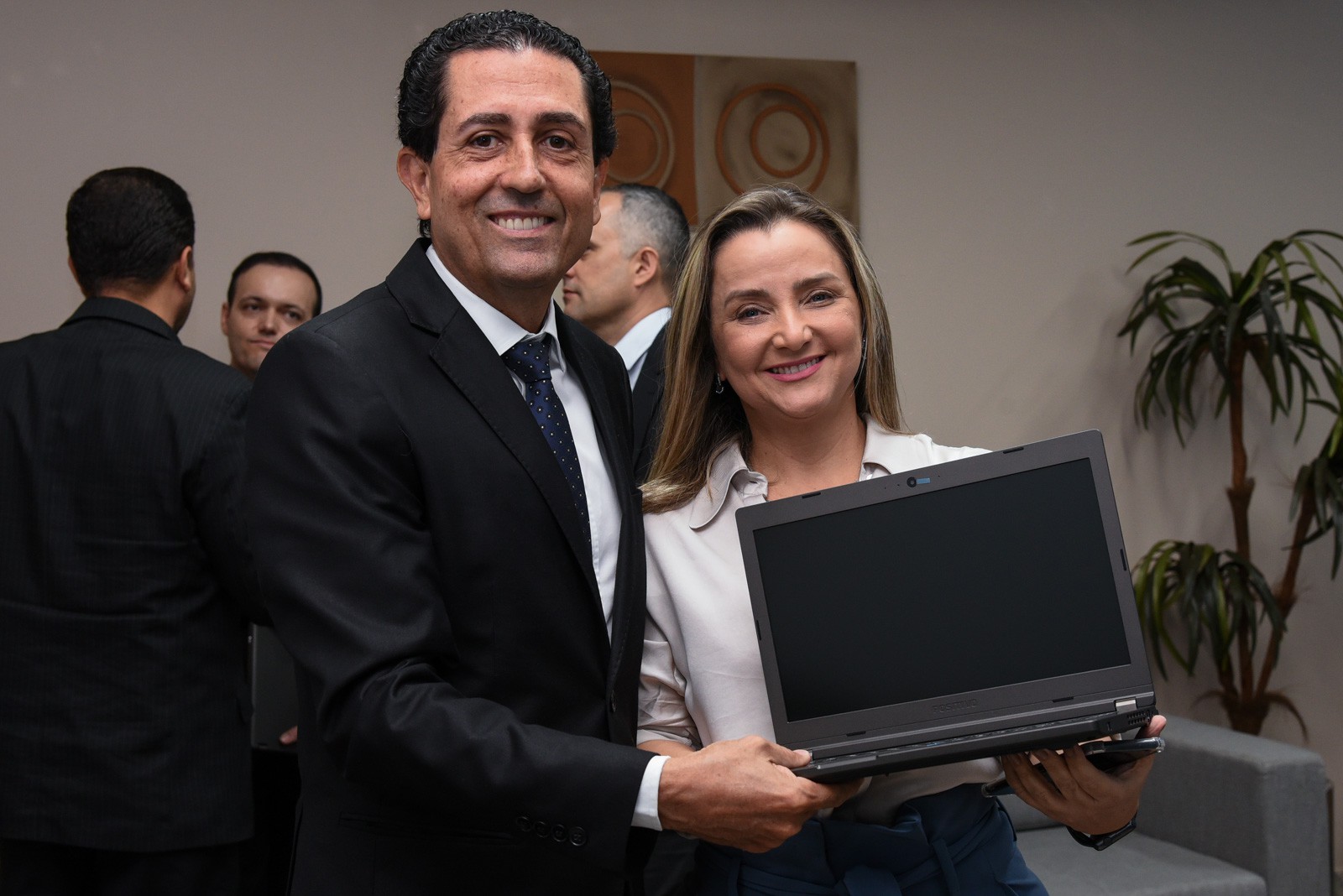 Flávia Souza Rodrigues durante entrega simbólica
