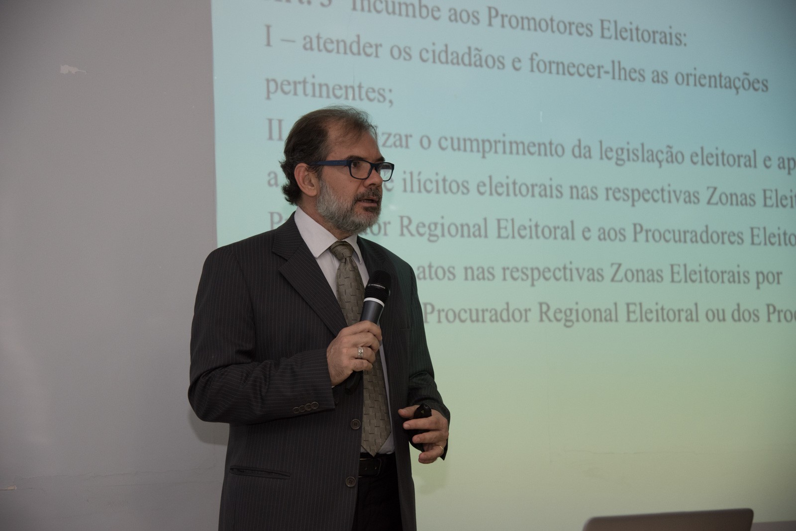 Procurador Regional Eleitoral está ministrando a oficina