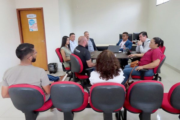 Diante dos transtornos causados à comunidade, o promotor de Justiça João Edson de Souza promoveu, nesta quarta-feira,10, audiência com representantes da ATS e Câmara Municipal para tratar do tema.