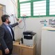 As condições do local são precárias, instalações elétricas irregulares e espaço insuficiente para servidores e usuários