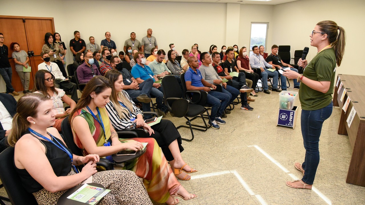 Coordenadora do Programa Renova Palmas, Ariela Cavalcante, durante palestra no MPTO