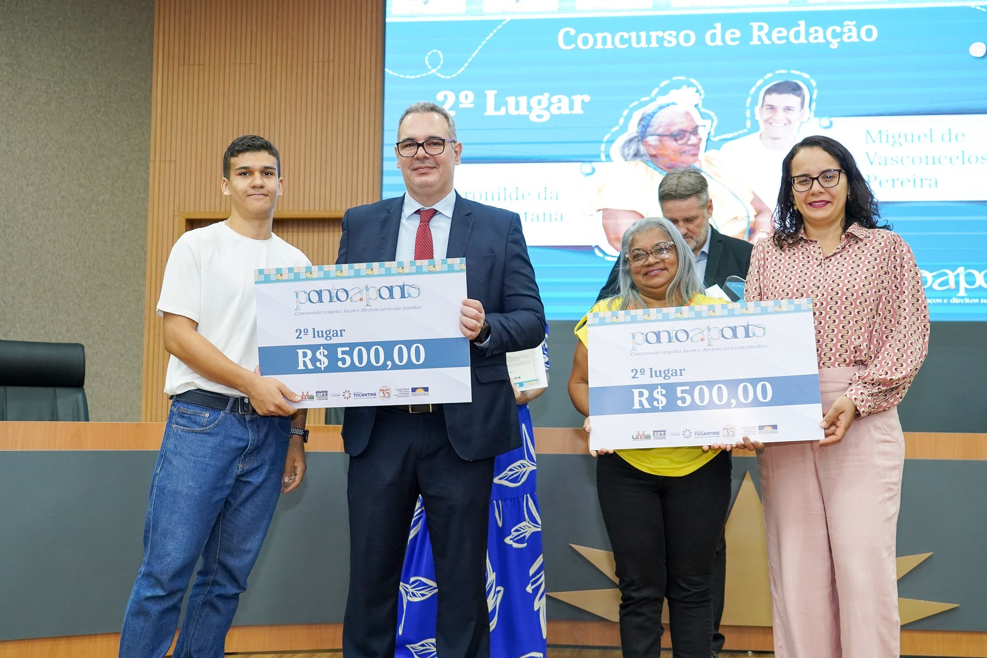 Vencedores do segundo lugar no concurso de redação.