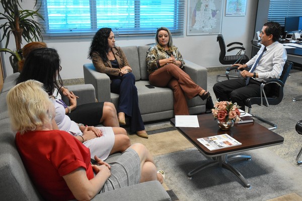 Presidente ABMCJ à esquerda do procurador-geral de Justiça