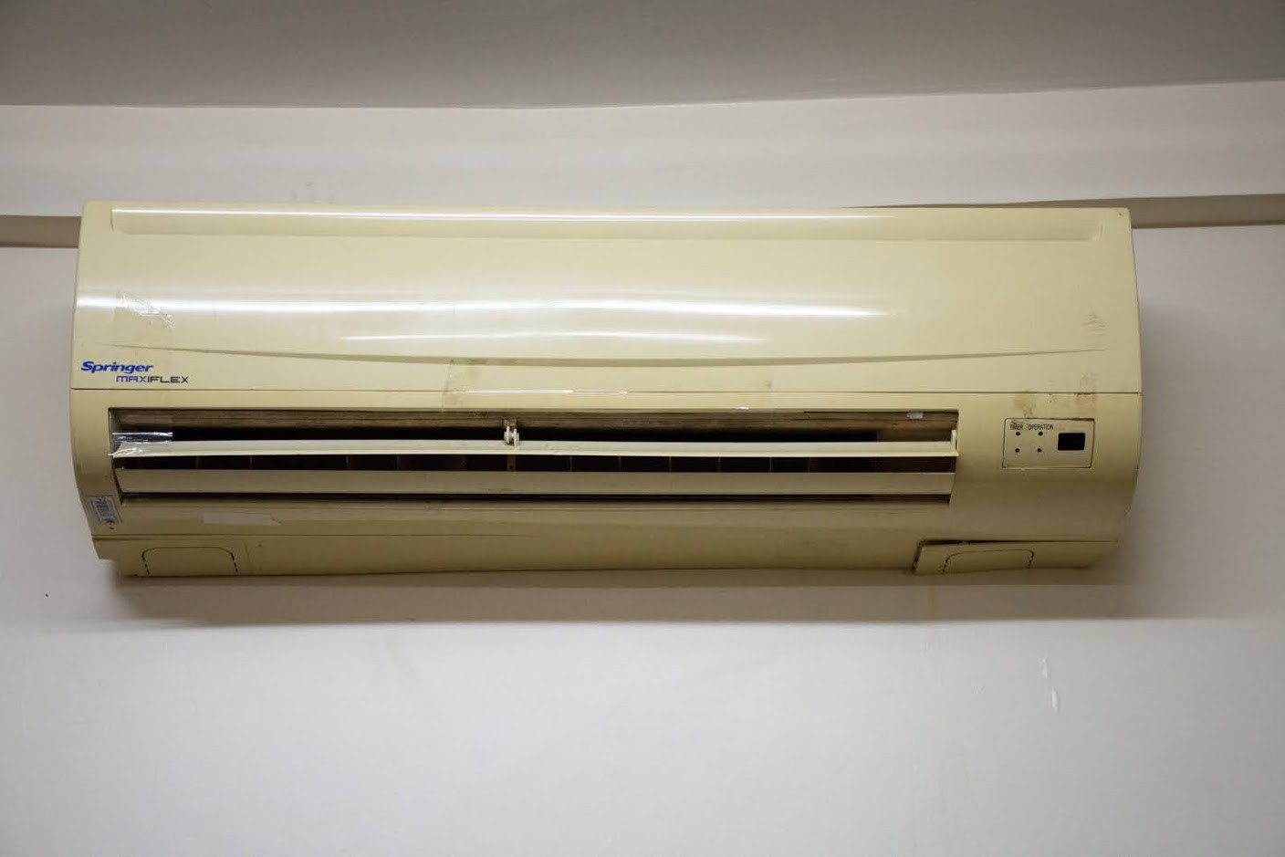 Faltam aparelhos de ar-condicionado; alguns existentes estão quebrados