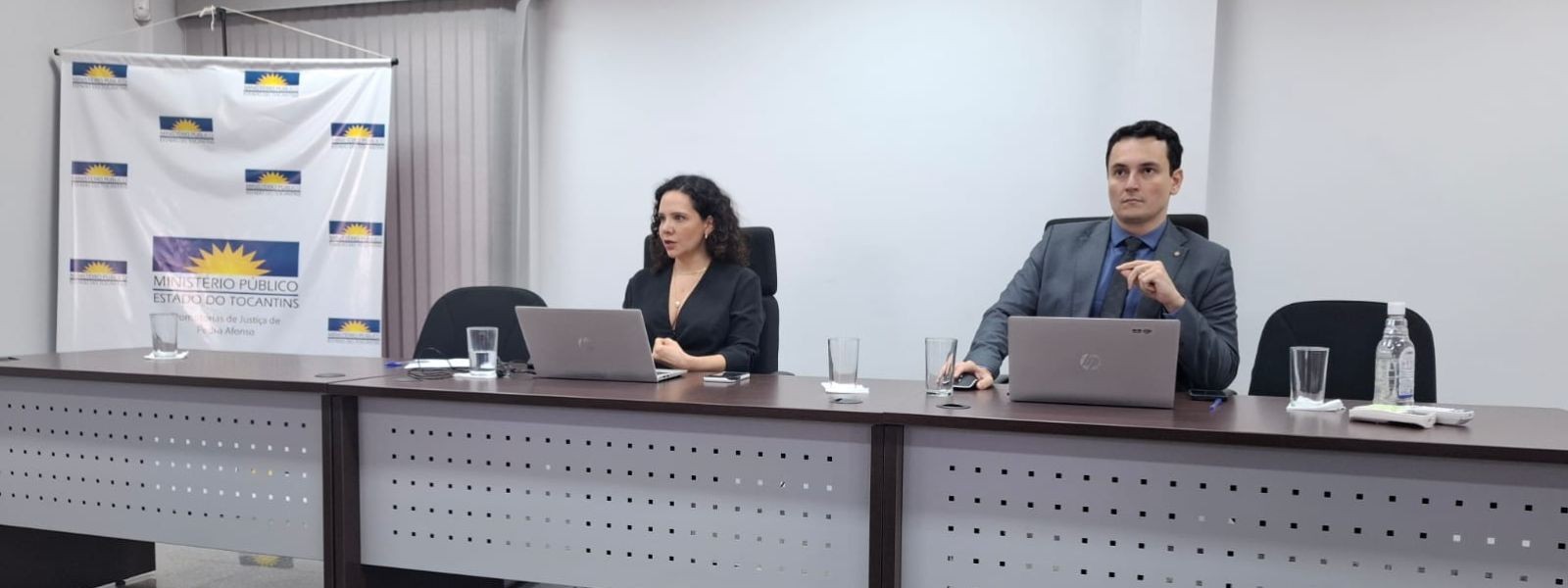 A reunião foi presidida pelos promotores de Justiça Munique Teixeira Vaz e Rogério Ferreira Mota