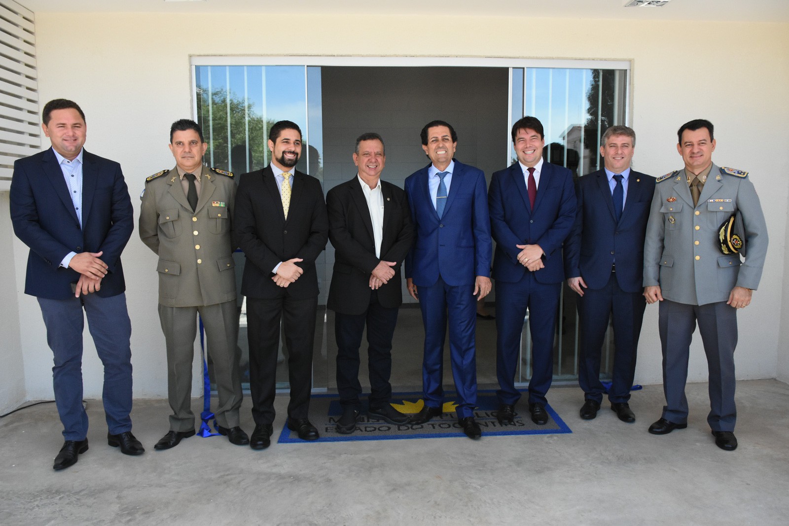 Autoridades defronte ao prédio do Anexo I