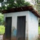 Banheiros de escola em condições precárias