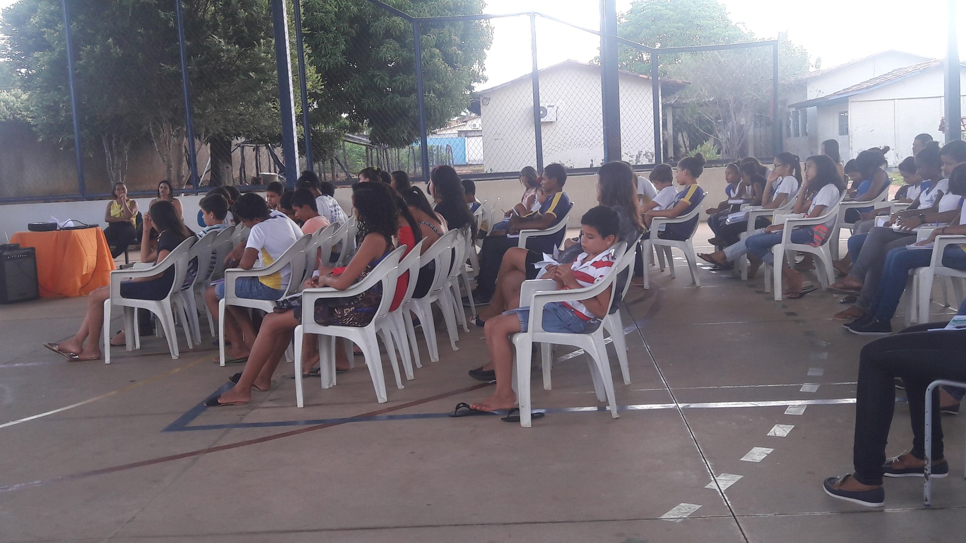 Estudantes e comunidade local reunidos no Colégio Sebastião Rodrigues Sales