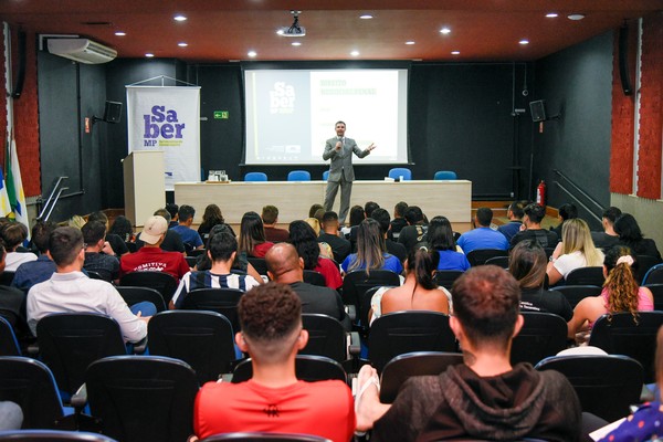 Promotor de Justiça Diego Nardo durante palestra