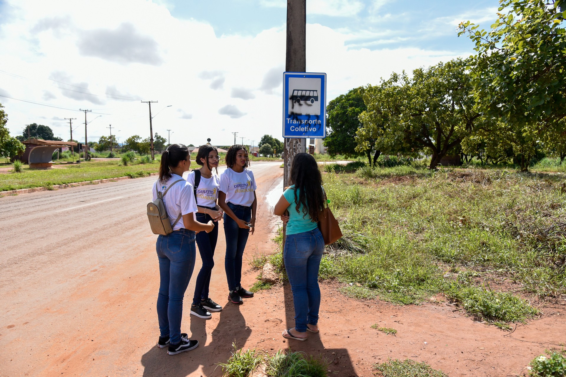 Falta de cobertura em ponto de ônibus é ums dos problemas relatados por alunos