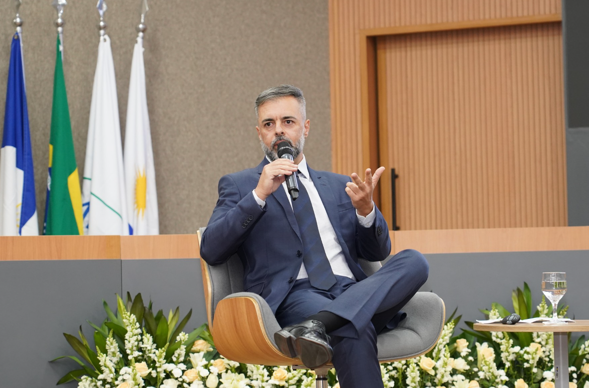 Também dividindo espaço no mesmo painel, esteve presente o promotor de Justiça de São Paulo Alexandre Castilho