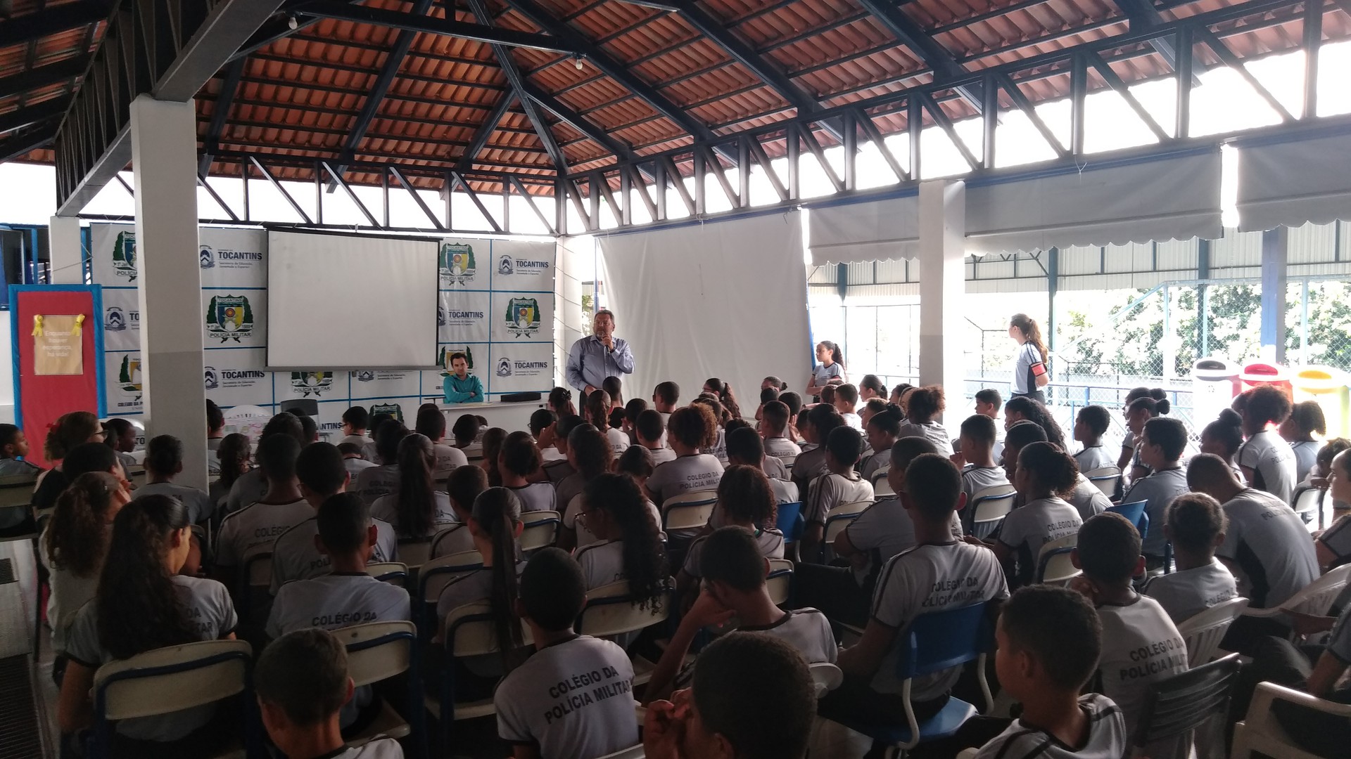 Alunos reunidos no pátio do Colégio da Polícia Militar