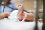 O bebê está internado na UTI neonatal de uma unidade hospitalar particular, terceirizada pelo Estado do Tocantins, em Palmas, desde o nascimento