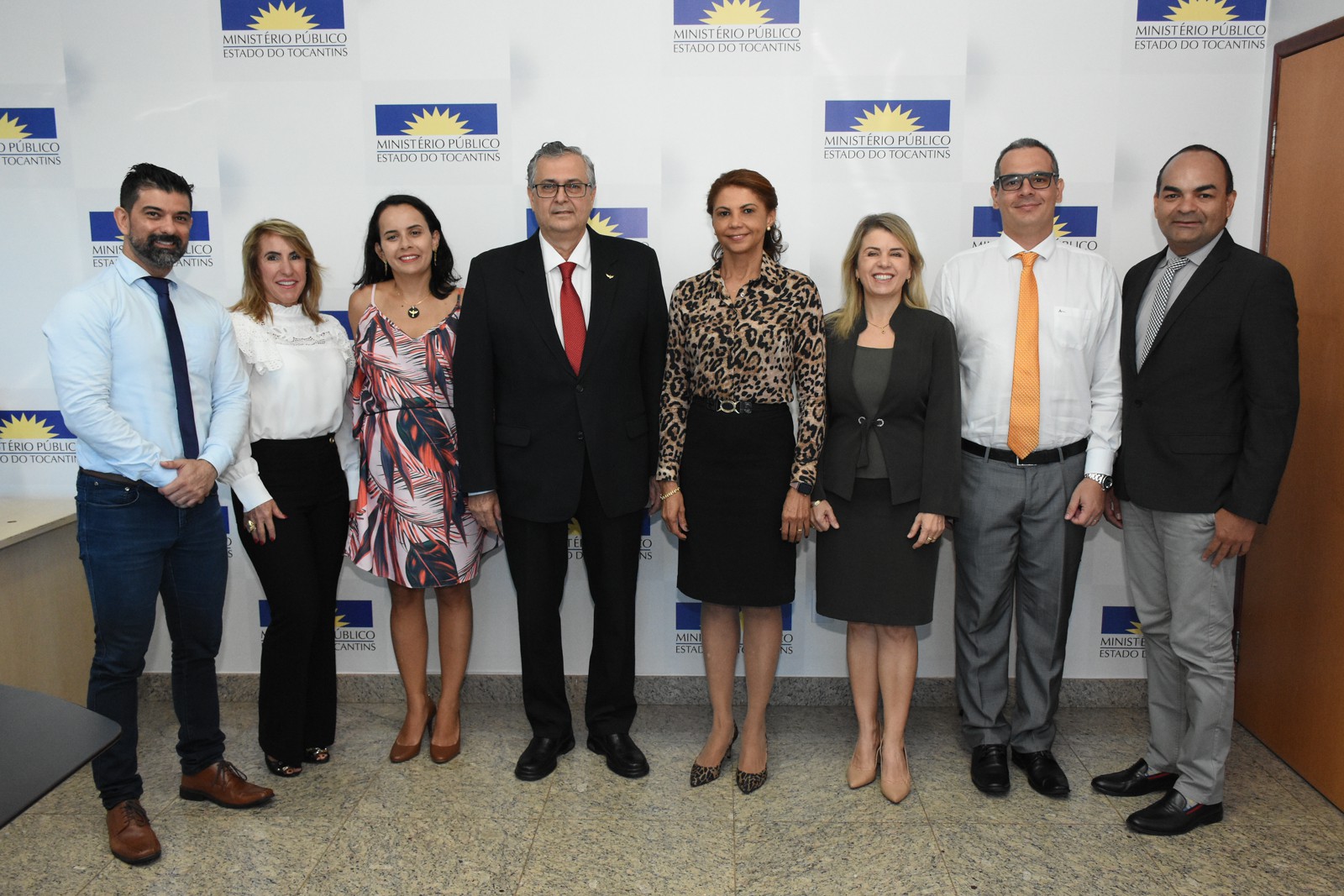 Novo subprocurador-geral de Justiça, no centro da foto