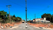 O poste está no meio da Rua Moacir Camilo do Nascimento, esquina com a Av. Presidente Dutra, no setor Araguaia I